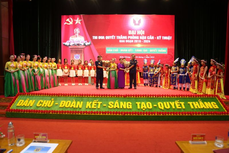Thủ trưởng Phòng Hậu cần - Kỹ thuật tặng hoa chúc mừng Đội văn nghệ tại Đại hội thi đua Quyết thắng, giai đoạn 2019 - 2024