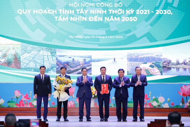 Thủ tướng trao quyết định Quy hoạch cho lãnh đạo tỉnh Tây Ninh - Ảnh: VGP/Nhật Bắc