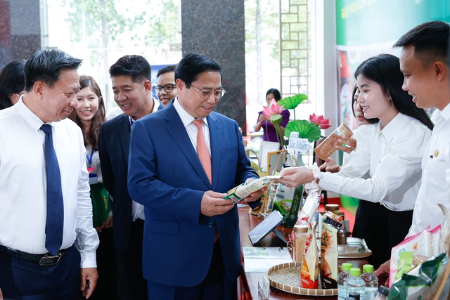 Thủ tướng thăm gian hàng trưng bày, giới thiệu một số sản phẩm OCOP có thế mạnh của tỉnh Tây Ninh - Ảnh: VGP/Nhật Bắc