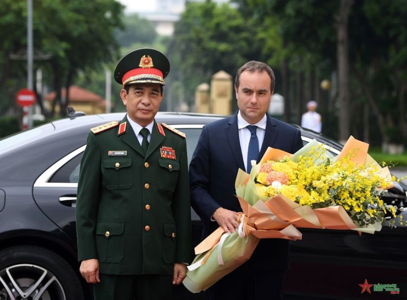 Bộ trưởng Bộ Quốc phòng Phan Văn Giang đón Bộ trưởng Bộ Quân đội Pháp Sébastien Lecornu. Ảnh: PHÚ SƠN