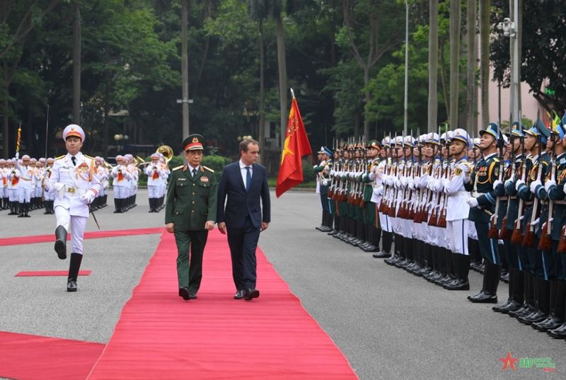 Bộ trưởng Phan Văn Giang và Bộ trưởng Sébastien Lecornu duyệt Đội danh dự Quân đội nhân dân Việt Nam. Ảnh: PHÚ SƠN