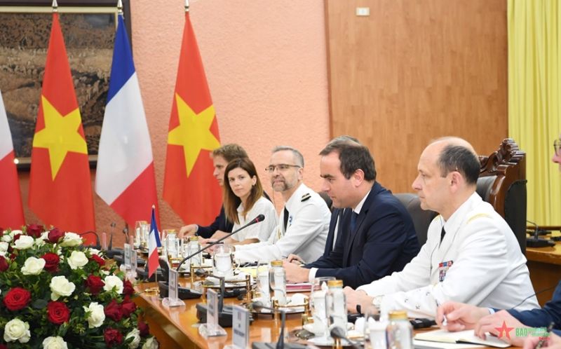 Bộ trưởng Sébastien Lecornu và các thành viên đoàn Pháp tại hội đàm. Ảnh: PHÚ SƠN