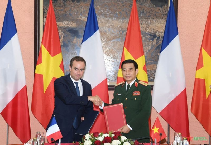 Bộ trưởng Phan Văn Giang và Bộ trưởng Sébastien Lecornu ký Ý định thư về tăng cường hợp tác quốc phòng Việt Nam-Pháp.