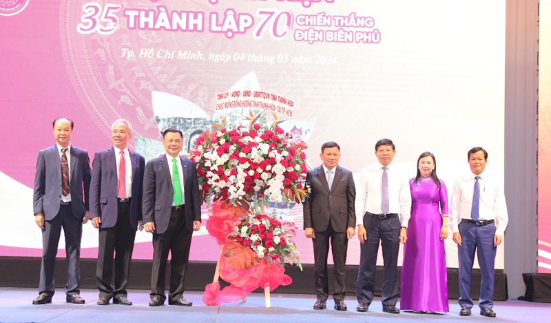 Đại diện lãnh đạo tỉnh Thanh Hóa trao tặng hoa của Tỉnh ủy, HĐND, UBND, Ủy ban MTTQ tỉnh cho Hội đồng hương Thanh Hóa tại TP. Hồ Chí Minh