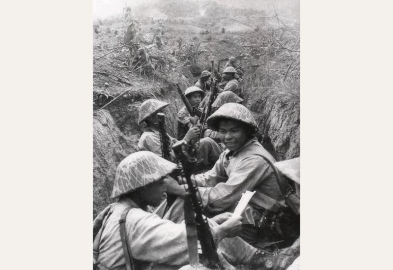 Bộ đội Việt Nam nghỉ giải lao bên trong chiến hào của Chiến dịch Điện Biên Phủ năm 1954. Ảnh: AFP