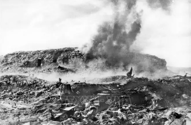 Ngày 6-5-1954, ta mở cuộc tổng công kích vào Điện Biên Phủ. Vào lúc 20 giờ 30 phút, khối bộc phá gần 1.000kg thuốc nổ đã phá tan các lô cốt và hầm ngầm cố thủ của địch trên đồi A1. Ảnh tư liệu: TTXVN