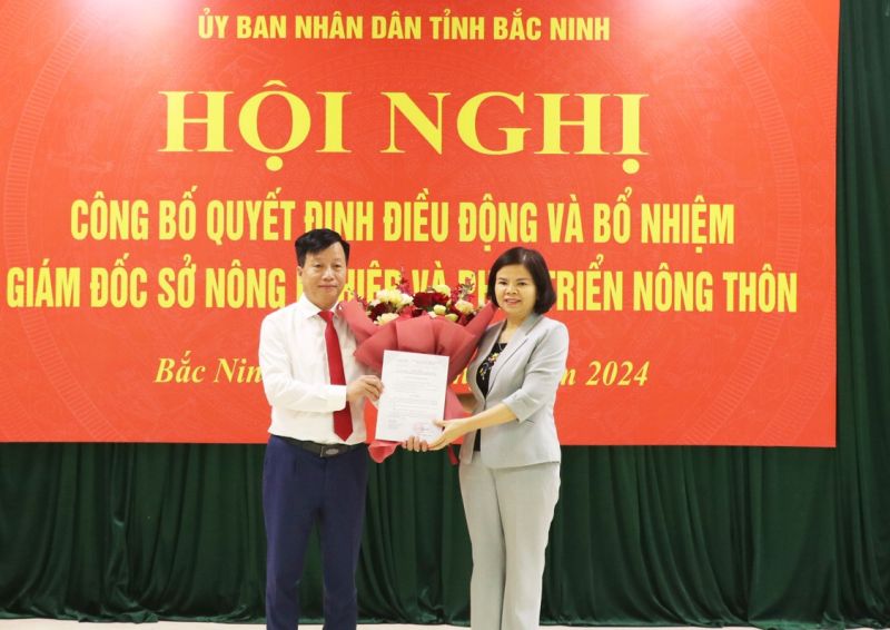 Chủ tịch UBND tỉnh Nguyễn Hương Giang trao Quyết định, tặng hoa chúc mừng đồng chí Nguyễn Song Hà.