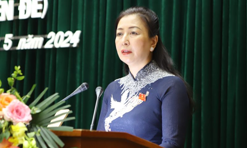Đồng chí Lê Thị Thu Hồng phát biểu khai mạc kỳ họp.