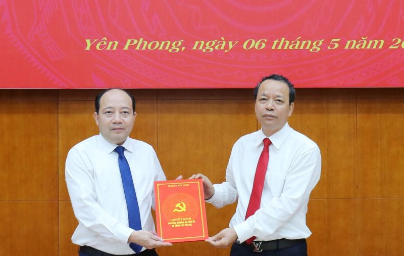 Phó Bí thư Thường trực Tỉnh uỷ, Chủ tịch HĐND tỉnh Nguyễn Quốc Chung trao Quyết định cho đồng chí Hoàng Bá Huy.