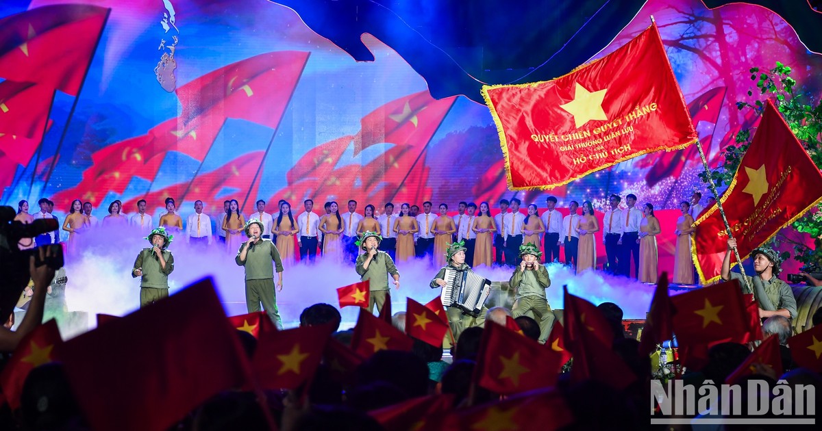 [Ảnh] Khoảnh khắc ấn tượng trong chương trình "Dưới lá cờ quyết thắng" tại điểm cầu Điện Biên