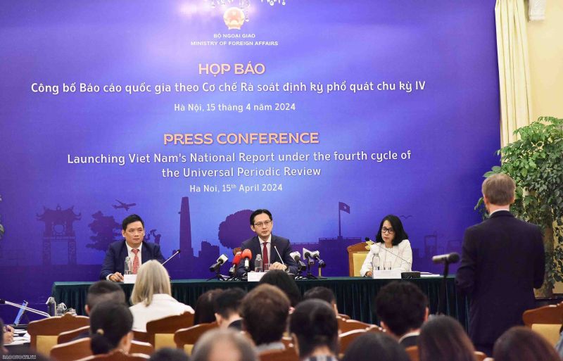 Thứ trưởng Ngoại giao Đỗ Hùng Việt chủ trì họp báo công bố Báo cáo quốc gia theo cơ chế rà soát định kỳ phổ quát chu kỳ IV. (Ảnh: Nguyễn Hồng)