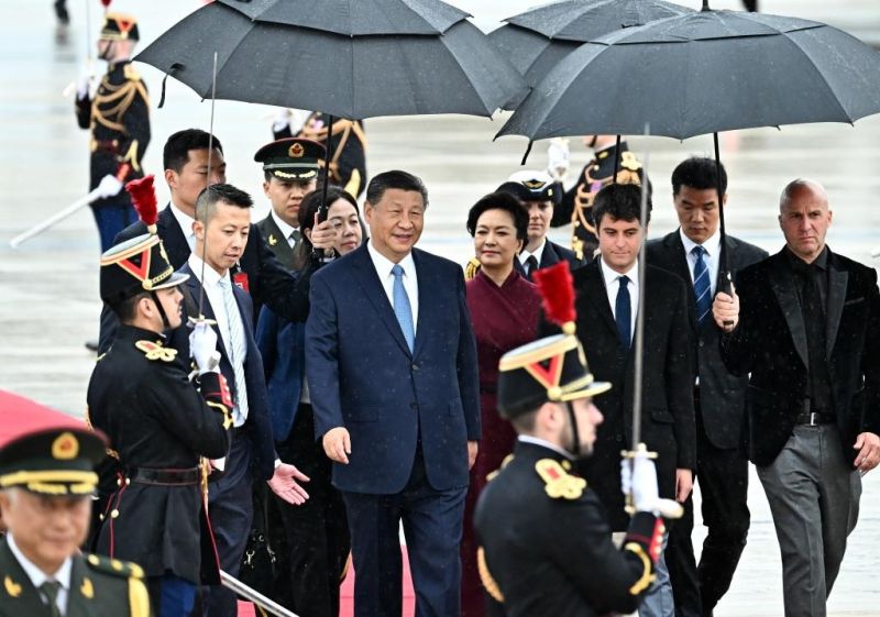 Chủ tịch Trung Quốc Tập Cận Bình được Thủ tướng Pháp Gabriel Attal đón tại sân bay Paris Orly, Paris, Pháp. Ảnh: Tân Hoa Xã