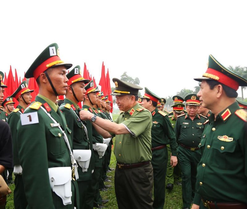 Đại tướng Tô Lâm, Bộ trưởng Bộ Công an động viên các lực lượng tham gia diễu binh, diễu hành kỷ niệm 70 năm Chiến thắng Điện Biên Phủ. Ảnh Bộ Công an