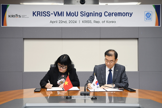 Tiến sĩ Ngô Thị Ngọc Hà - Viện trưởng VMI và Tiến sĩ Lee Ho Seong - Viện trưởng KRISS tại Lễ ký kết