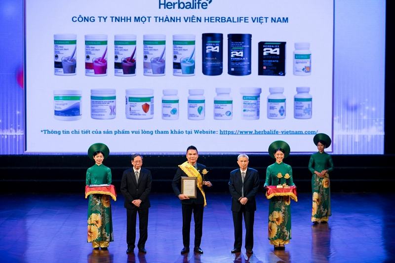 Đại diện, ông Vũ Văn Thắng, Tổng Giám đốc Herbalife Việt Nam và Campuchia nhận giải thưởng