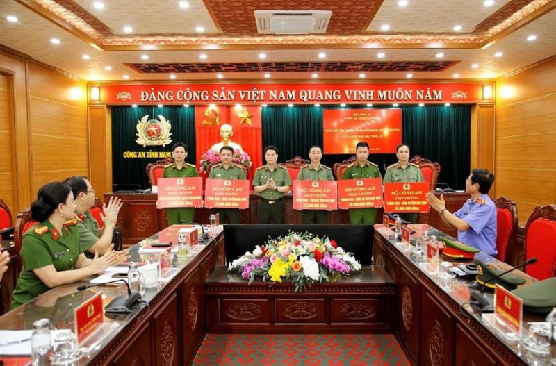 Đại tá Nguyễn Hữu Mạnh, Giám đốc Công an tỉnh Nam Định trao thưởng của Bộ Công an cho các đơn vị nghiệp vụ. Ảnh: Công an Nam Định