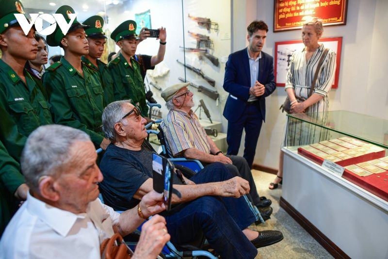 Các cựu chiến binh Pháp xem lại những kỷ vật chiến tranh tại Bảo tàng chiến thắng Điện Biên Phủ (Ảnh: Huy Giang)