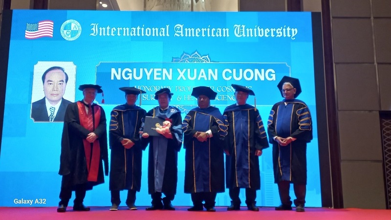 BS Cương nhận sắc phong học hàm Giáo sư danh dự từ Hiệu trưởng Trường Đại học quốc tế Mỹ (American International University)