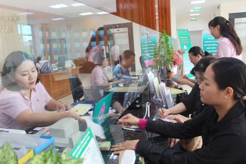 Khách hàng mở sổ tiết kiệm tại NHCSXH tỉnh - Ảnh: Báo Bình Thuận