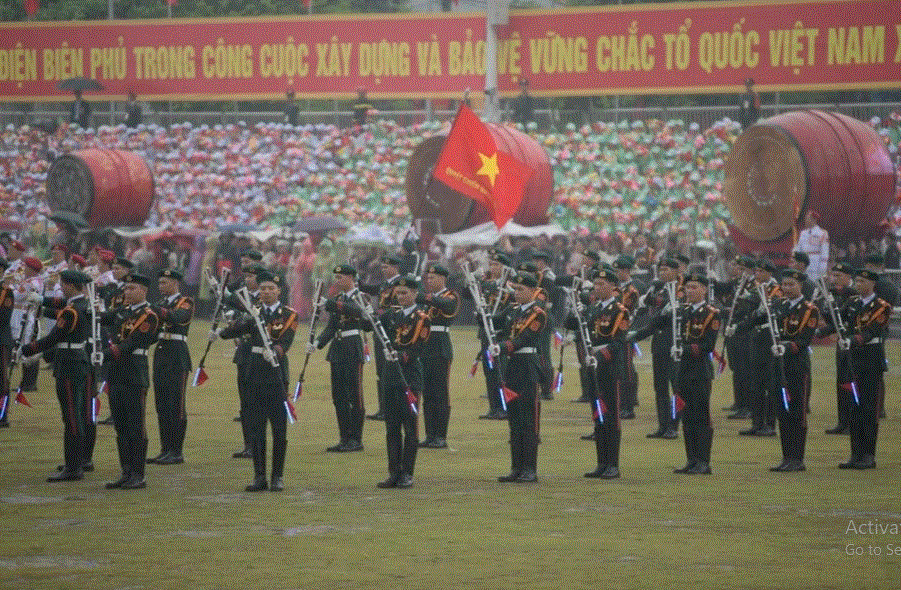 Lực lượng quân đội và công an biểu diễn dưới sân vận động tỉnh Điện Biên. Ảnh: Tiền Phong.