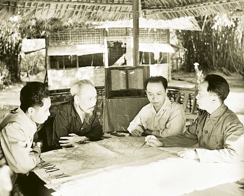 Chủ tịch Hồ Chí Minh, Đại tướng Võ Nguyên Giáp cùng các đồng chí lãnh đạo Đảng và Nhà nước bàn kế hoạch mở chiến dịch Điện Biên Phủ năm 1954. (Nguồn: Ảnh tư liệu)