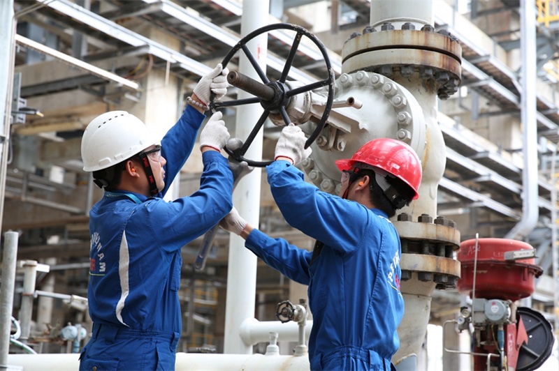 Người lao động BSR làm việc tại Nhà máy lọc dầu Dung Quất.