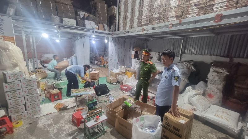 Lực lượng quản lý thị trường Bắc Giang phối hợp kiểm tra hàng hóa vi phạm