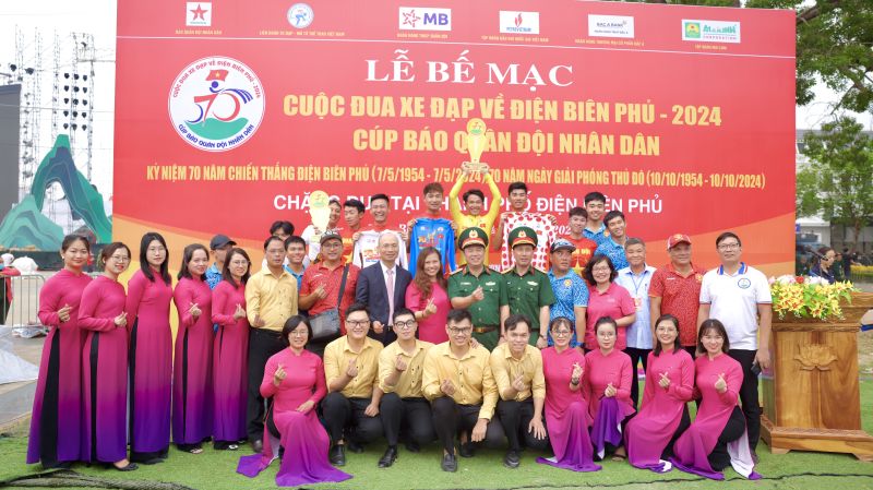 Các vận động viên đạt giải chụp ảnh lưu niệm cùng Ban tổ chức, đơn vị đồng hành Ngân hàng TMCP Bắc Á  và Quỹ Vì Tầm Vóc Việt - đối tác thiện nguyện của cuộc đua