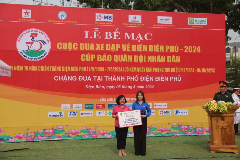 Ông Chu Nguyên Bình - Phó Tổng Giám đốc Ngân hàng TMCP Bắc Á và bà Trần Hồng Điệp - Giám đốc Quỹ Vì Tầm Vóc Việt trao biển tài trợ tại sự kiện