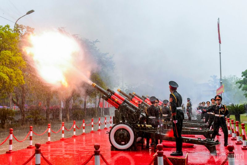 Lễ mít tinh chính thức bắt đầu bằng 21 loạt pháo lễ trên nền nhạc quốc ca. Ảnh: Vietnamnet.