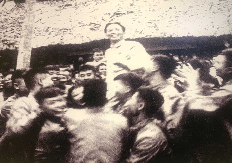 Đại tướng Võ Nguyên Giáp cùng các chiến sĩ mừng Chiến thắng Điện Biên Phủ năm 1954. (Nguồn: Ảnh tư liệu)