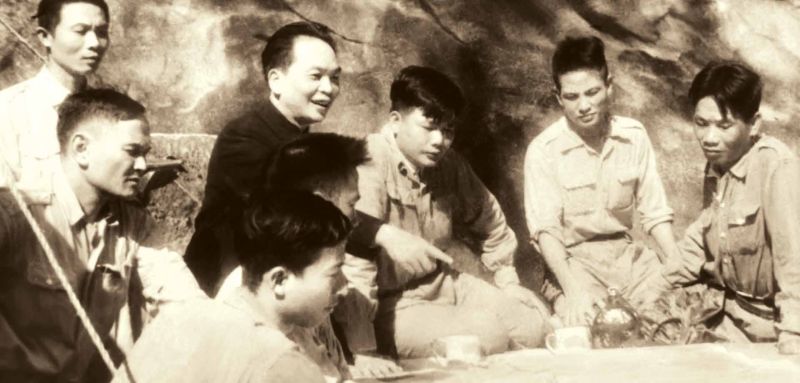 Đại tướng Võ Nguyên Giáp bàn kế hoạch tác chiến chiến dịch Điện Biên Phủ. (Nguồn: Ảnh tư liệu)