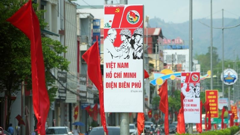Các biểu ngữ ca ngợi Đảng, Tổ quốc, Bác Hồ, Chiến thắng lịch sử Điện Biên Phủ... xuất hiện dày đặc trên đường phố thành phố Điện Biên Phủ. (Nguồn: Tiền Phong)