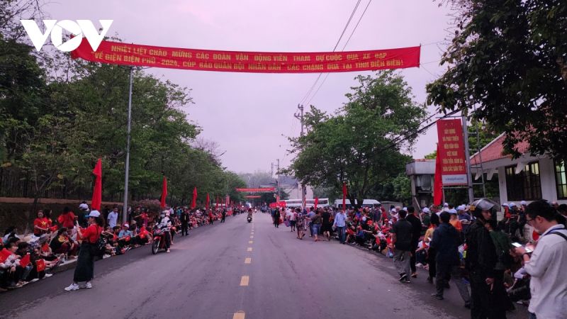 Người dân Điện Biên Phủ đổ ra đường chờ đón lễ diễu binh, diễu hành.