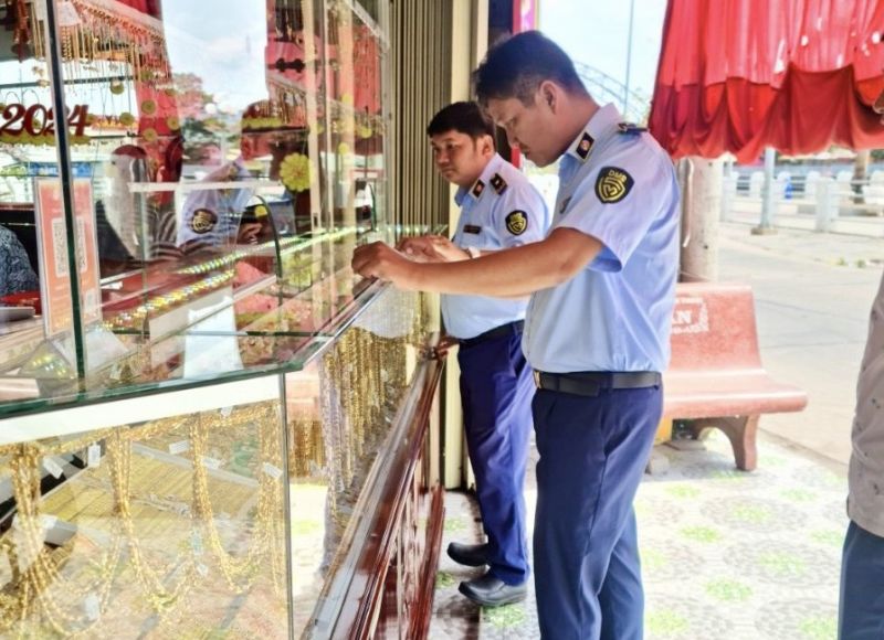 Xử phạt một doanh nghiệp kinh doanh vàng giả mạo nhãn hiệu