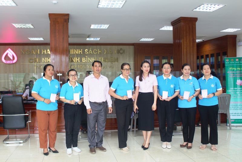 Trao sổ tiết kiệm cho cho hội viên Hội phụ nữ - Ảnh: Báo Bình Thuận