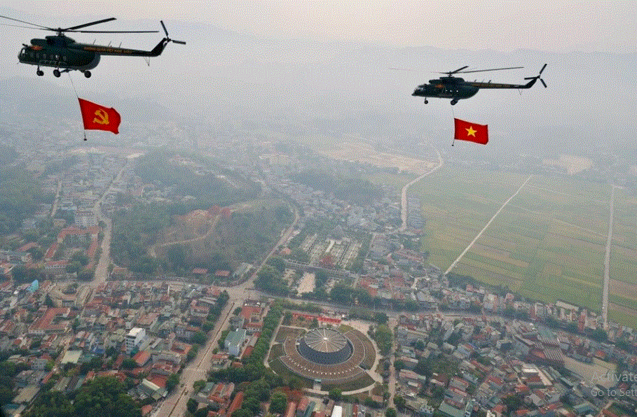 Mở đầu cuộc diễu binh, diễu hành kỷ niệm 70 năm Chiến thắng Điện Biên Phủ là các biên đội trực thăng vũ trang thuộc Quân chủng Phòng không - Không quân, Quân đội nhân dân Việt Nam mang theo cờ Đảng, cờ Tổ quốc. Ảnh: Tiền Phong.