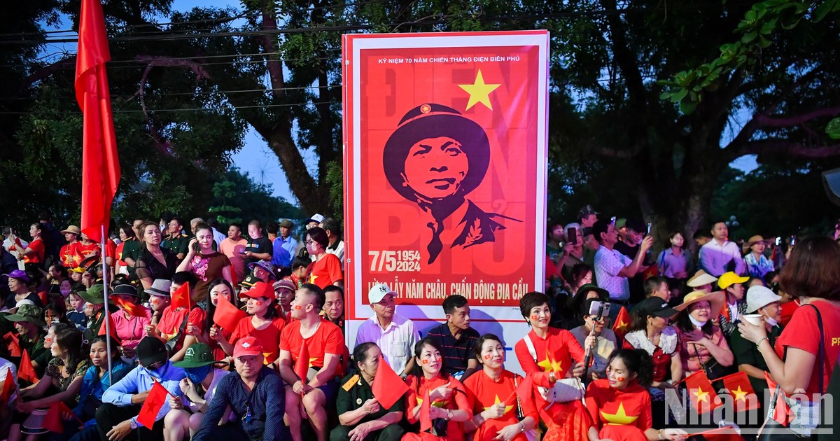 [Ảnh] Phố phường Điện Biên Phủ đông kín người chờ đón lễ diễu binh, diễu hành