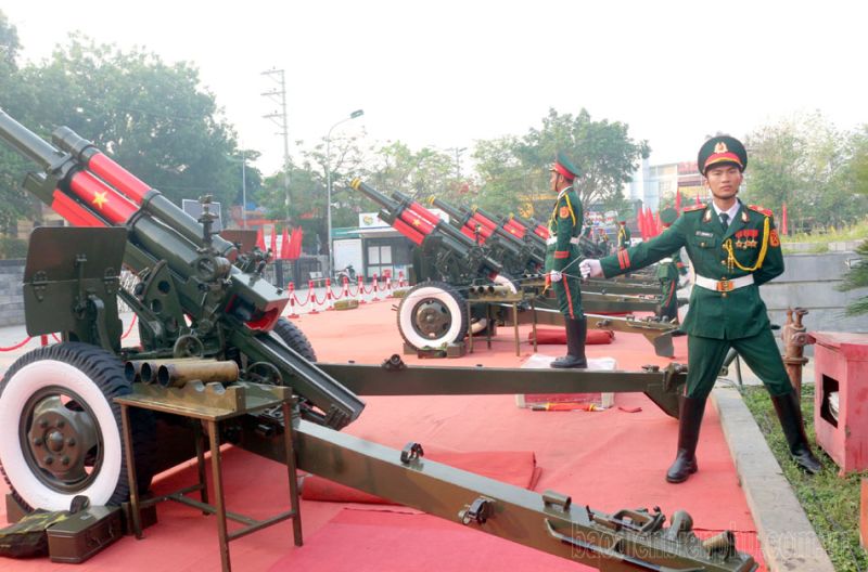 Lực lượng pháo lễ mở đầu với 21 loạt pháo trên nền Quốc thiều nước CHXHCN Việt Nam.