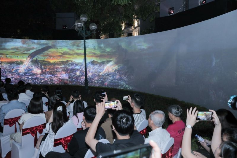 Các khán giả đầu tiên của buổi trình chiếu bức tranh bằng công nghệ 3D mapping tại lễ khai mạc sự kiện