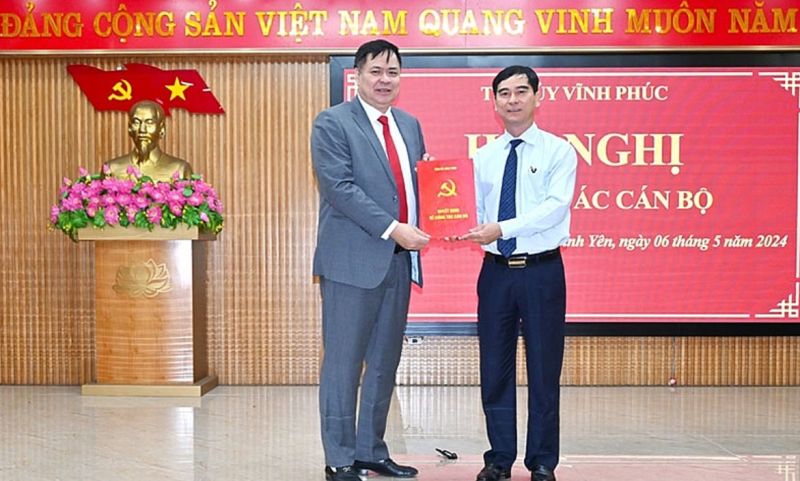 Bí thư Tỉnh ủy Dương Văn An trao Quyết định nghỉ hưu cho đồng chí Bí thư Thành ủy Vĩnh Yên Nguyễn Ngọc Bình.