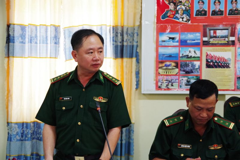 Đại tá Trần Ngọc Châu, Phó Chỉ huy trưởng – Tham mưu trưởng BĐBP tỉnh An Giang báo cáo với Đoàn công tác