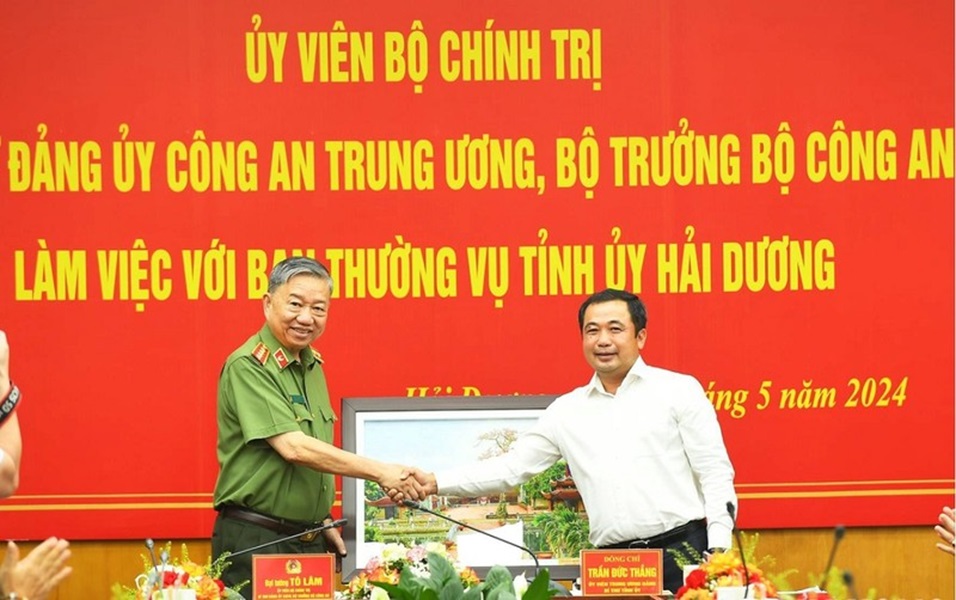 Bí thư Tỉnh ủy Hải Dương tặng Bộ trưởng Công an Tô Lâm bức tranh thêu Văn miếu Mao Điền (Cẩm Giàng)