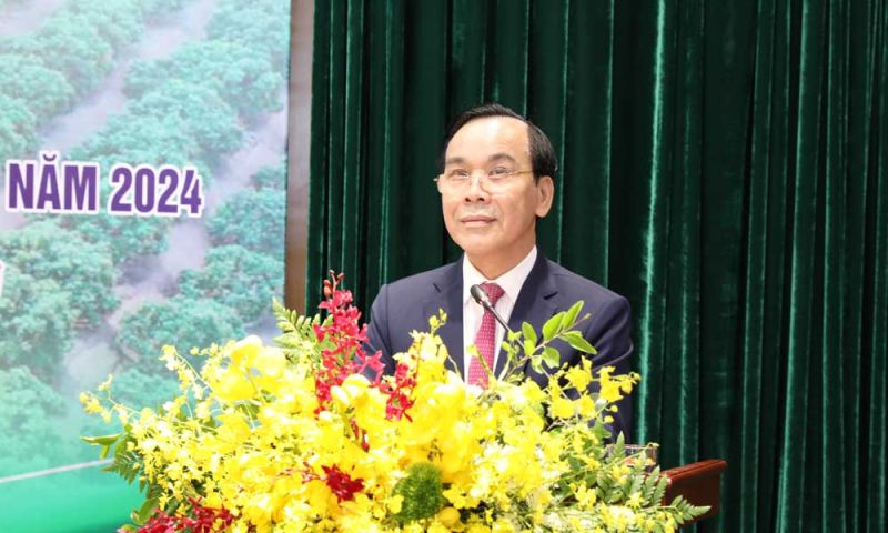 Đồng chí Trần Quang Tấn, Giám đốc Sở Công Thương cung cấp thông tin về tình hình sản xuất và chuẩn bị các điều kiện tiêu thụ vải thiều năm 2024.