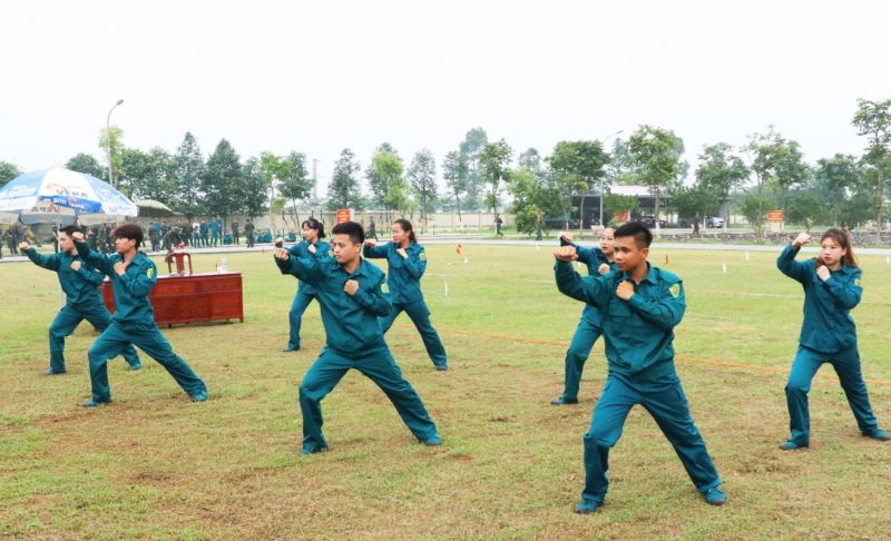 Phần thi võ chiến đấu tay không của dân quân thị xã Từ Sơn.