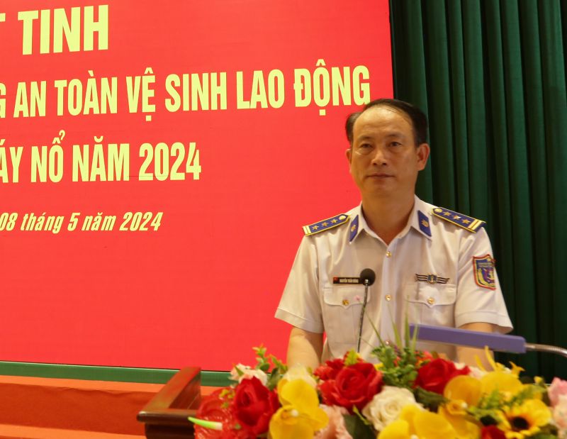 Thượng tá Nguyễn Trần Đông, Phó Tư lệnh Bộ Tư lệnh Vùng Cảnh sát biển 3 chủ trì lễ mít tinh.