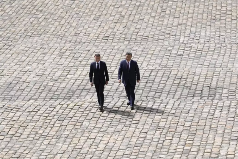Chủ tịch Trung Quốc Tập Cận Bình và Tổng thống Pháp Emmanuel Macron đi bộ trong lễ đón tại Điện Invalides. (Nguồn: AP)