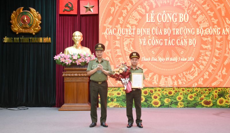 Thừa ủy quyền của lãnh đạo Bộ Công an, Thiếu tướng Trần Phú Hà, Giám đốc Công an tỉnh trao Quyết định cho Đại tá Lê Như Lập và Đại tá Lê Ngọc Anh