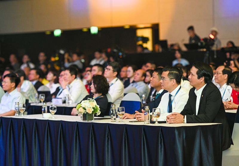 Ông Nguyễn Thanh Tùng – Phó Bí thư phụ trách Đảng bộ, Tổng giám đốc Vietcombank (hàng đầu, thứ 2 từ phải sang) tham dự sự kiện