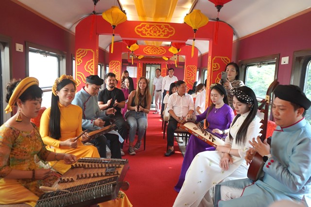 Chuyến tàu “Kết nối di sản miền Trung” thu hút hơn 27.600 lượt khách, trong đó có khoảng 2.200 lượt khách quốc tế.